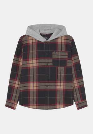 Koszula na guziki w kratę z długim rękawem, w czerwone, beżowe i czarne kwadraty, z szarym przyszytym kapturem i kieszenią na piersi na białym tle.