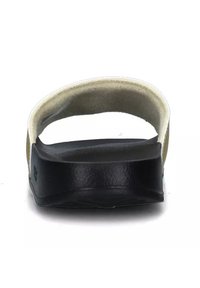 Infradito con una fascia in tessuto beige, suola in gomma nera e soletta imbottita. Il design presenta una forma semplice e minimalista.