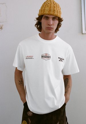 TOYOTA - Nyomott mintás póló - white