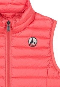 Gilet en mousse léger de couleur corail avec un col haut et une fermeture éclair à l'avant. Il présente des panneaux cousus et un logo circulaire sur la poitrine.