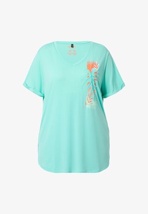 Chemise turquoise clair à manches courtes avec col en V, manches retroussées et un motif de feuilles tropicales orange et blanches sur le côté gauche de la poitrine.
