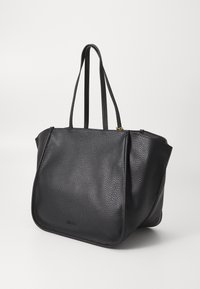 Borsa tote in pelle nera con una finitura testurizzata, dotata di due manici lunghi e un'apertura ampia. Design minimalista senza accenti aggiuntivi.