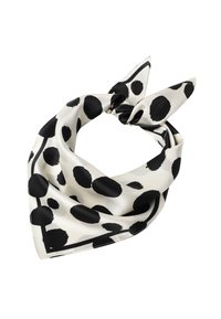 Foulard bianco in seta con grandi pois neri, annodato in modo sciolto con estremità a punta.