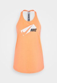 Canotta Nike di un vivace arancione, con un grande logo Nike bianco e scritte nere, design con schiena a racerback e morbido tessuto di cotone.