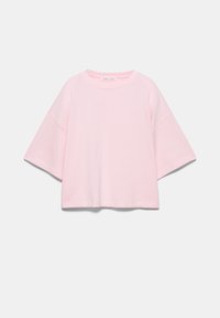 Puha rózsaszín, bővebb szabású rövid ujjú pulóver, leengedett vállakkal és kerek nyakkivágással, világos háttéren kiterítve.