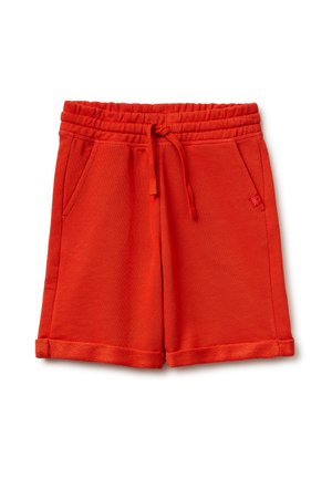 Czerwone krótkie spodenki z elastycznym pasem, sznurkiem do ściągania, bocznymi kieszeniami i podwiniętymi nogawkami, przedstawione na białym tle.
