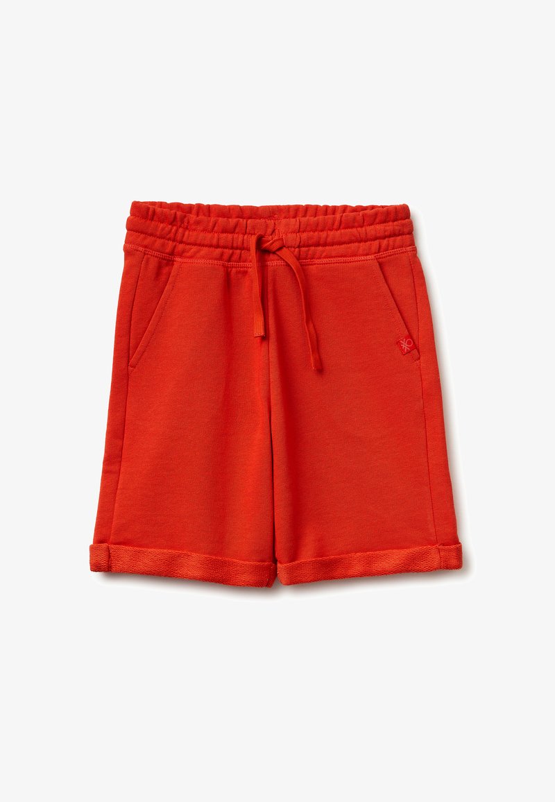 Shorts rossi con vita elastica, coulisse, tasche laterali e orli rifiniti con risvolto, mostrati su uno sfondo bianco.