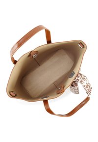 Leren handtas in tan met een brede opening. Het interieur is van beige stof met een zachte textuur. Inclusief een geaccentueerde sjaal met patroon en zilveren hardware.