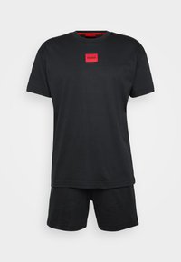 Ensemble t-shirt en coton noir et shorts avec un logo rectangular rouge sur la poitrine. Col rond classique, manches courtes et coupe décontractée.