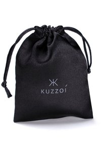 Svart dragsko påse gjord av slät satin, med en tryckt logotyp "KUZZOÍ" i silver, med samlad topp och dragningsstängning.