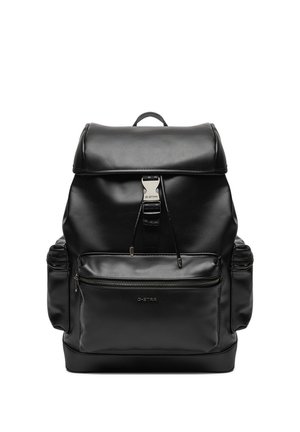 Czarny skórzany plecak z klapą, przednią kieszenią na zamek, bocznymi kieszeniami i metalowym klamrą, z logo G-STAR na przedniej kieszeni.