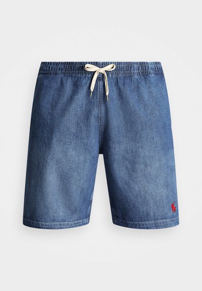 Shorts en denim avec une taille élastique, une fermeture à cordon et un petit logo rouge en bas à gauche. Présente une couleur bleue délavée.