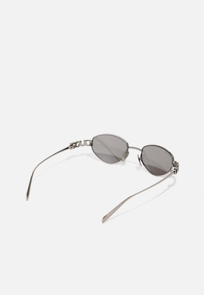 Ochelari de soare ovali cu lentile gri, ramă din metal argintiu și detalii decorative pe bradă. Design slim, minimalist, cu brațe drepte.
