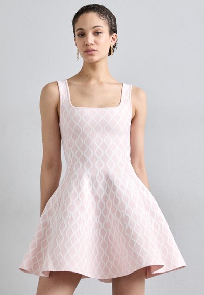 Maje RUSSEL - Džersejové šaty - rose pale