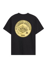 Camiseta negra con un gráfico circular amarillo de un gato arañando un disco de vinilo, el texto dice "Discos Arañados Grooves Oldschool" y lista de canciones.