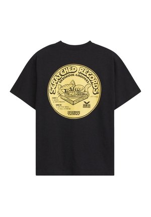 Camiseta negra con un gráfico circular amarillo de un gato arañando un disco de vinilo, el texto dice "Discos Arañados Grooves Oldschool" y lista de canciones.