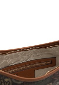 Ruskea nahkainen vetoketjullinen käsilaukku, jossa on kuvioitu sisustus. Laukussa on pääosasto ja pienempi vetoketjullinen tasku.