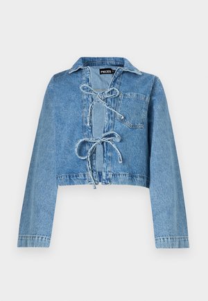 Chaqueta de mezclilla azul claro recortada con mangas largas, cuello, cierre frontal con lazo y un solo bolsillo en el pecho. Diseño ligeramente desgastado.