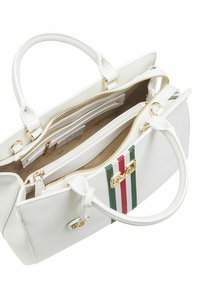 Weißer Lederhandtasche mit goldenen Beschlägen, zwei oberen Griffen und einem Innenraum mit mehreren Fächern. Akzentuiert mit grünen und roten Streifen.