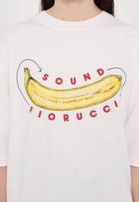 Fiorucci BANANA SOUND - Trükipildiga T-särk - white