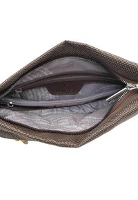 Borsa a mano intrecciata marrone con chiusura a zip, dotata di un interno con fodera grigia e una piccola tasca con zip, progettata per l'organizzazione.