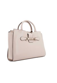 Borsa a mano sintetica beige con design strutturato, doppio manico superiore, dettagli in metallo dorato e fiocchi decorativi sulla parte frontale, con una texture liscia.