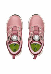 Růžové prodyšné síťované tenisky se zabezpečeným šněrovacím systémem BOA, polstrovanými zelenými stélkami a texturovanou gumovou podrážkou pro lepší grip.
