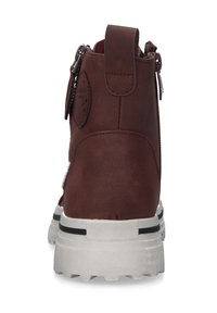 Braune Leder-Stiefelette mit Reißverschluss, Zugschlaufe, gepolstertem Kragen und einer weißen Gummisohle mit schwarzen Akzenten und rutschfestem Profil.