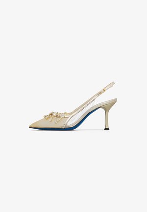 Décolleté slingback beige con punta affusolata, pannelli laterali trasparenti, cinturino con fibbia dorata, suola blu e decorazioni dorate e perlacee sulla parte frontale.