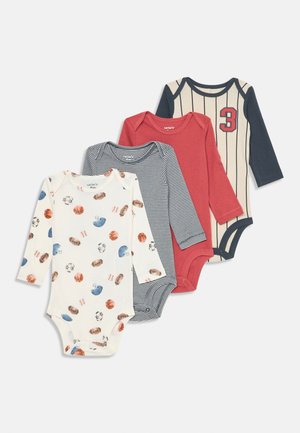 Vier lange mouwen body’s: één crème met sportillustraties, een marineblauwe gestreepte, een effen rode, en een beige gestreepte met het nummer 3.