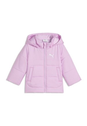 Hellrosa wattierte Kapuzenjacke mit Frontreißverschluss, zwei seitlichen Taschen und weißem Puma-Logo auf der Brust, dargestellt vor weißem Hintergrund.