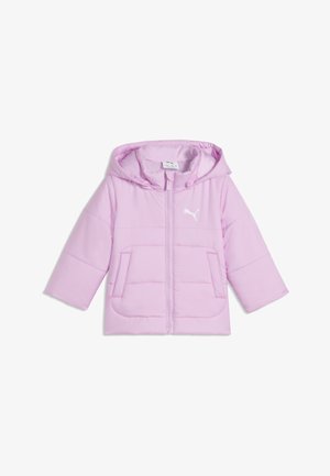 Lichtroze donsjas met capuchon, rits aan de voorkant, twee zijzakken en een wit Puma-logo op de borst, weergegeven op een witte achtergrond.