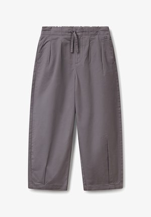 Pantaloni grigi a culotte realizzati in tessuto leggero. Presentano una vita con cordoncino, pieghe sul davanti e tasche laterali per una maggiore praticità.