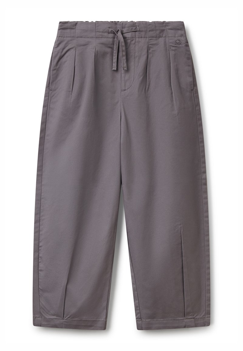 Pantaloni grigi a culotte realizzati in tessuto leggero. Presentano una vita con cordoncino, pieghe sul davanti e tasche laterali per una maggiore praticità.