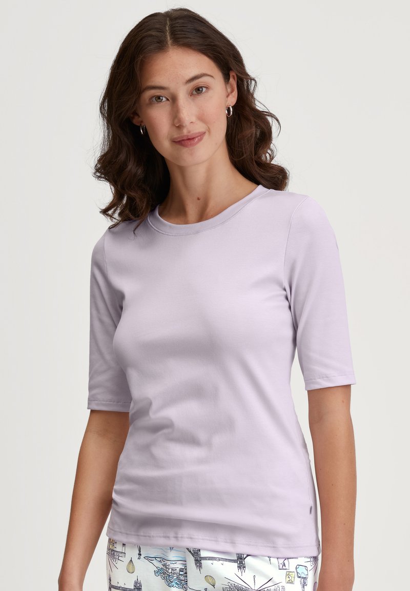 Lichtpaarse t-shirt met korte mouwen en een ronde hals, soepel van textuur en met een getailleerde silhouet. Eenvoudig ontwerp, geen patronen of accenten.