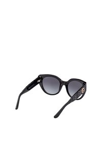 Sluneční brýle ve tvaru kočičích očí s lesklým černým plastovým rámem, gradientními šedými čočkami a texturovanými černými stranami s kovovým akcentem.