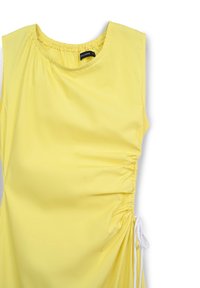 Gelbes Kleid mit rundem Ausschnitt, geraffter Textur und seitlichem Zugband zur Anpassung. Aus leichtem, glattem Stoff gefertigt.