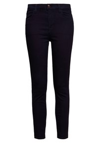 Jeans ajustados de mezclilla oscura con una textura suave, diseño de cinco bolsillos y un cierre de botón bronce en la cinturilla.