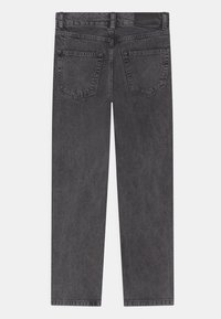 Sorte denimjeans med lige pasform, fem lommer og synlige stikninger. Struktureret stof med let falmning langs benene.