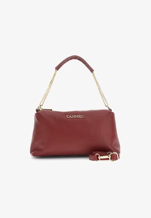 Petit sac à main en cuir marron avec une poignée en chaîne dorée et une bandoulière amovible, logo en relief à l'avant, fermeture zippée.
