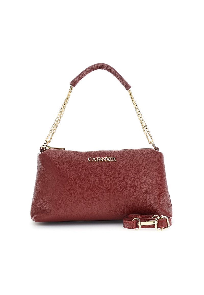 Liten brun läderhandväska med guldkedja som handtag och avtagbar axelrem, präglad logotyp framtill, dragkedjestängning.