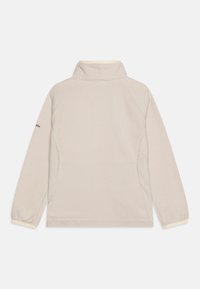 Pullover in pile beige chiaro con colletto alto, maniche lunghe e polsini elastici. Presenta un discreto dettaglio del logo sulla manica sinistra.