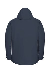 Giacca impermeabile blu navy con cappuccio, maniche lunghe e taglio dritto. Tessuto liscio, senza motivi o decorazioni visibili.