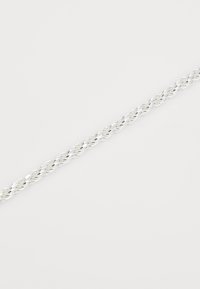 Bracciale in argento con design intrecciato, superficie liscia e riflettente, con maglie uniformi lungo tutta la sua lunghezza.