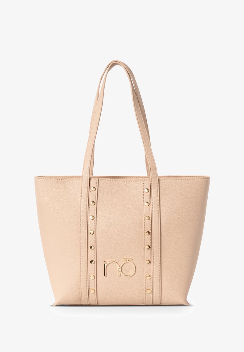 Beige Tote-Bag mit erhabenem Muster, goldenen Nieten entlang der Mitte und einem metallischen Logo, ausgestattet mit zwei langen Tragegriffen.