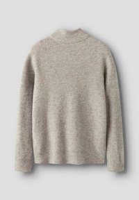 Jasnoszary sweter o ribbowanej fakturze, z wysokim kołnierzem i długimi rękawami. Prosty design, odpowiedni do codziennych stylizacji, z luźnym krojem.