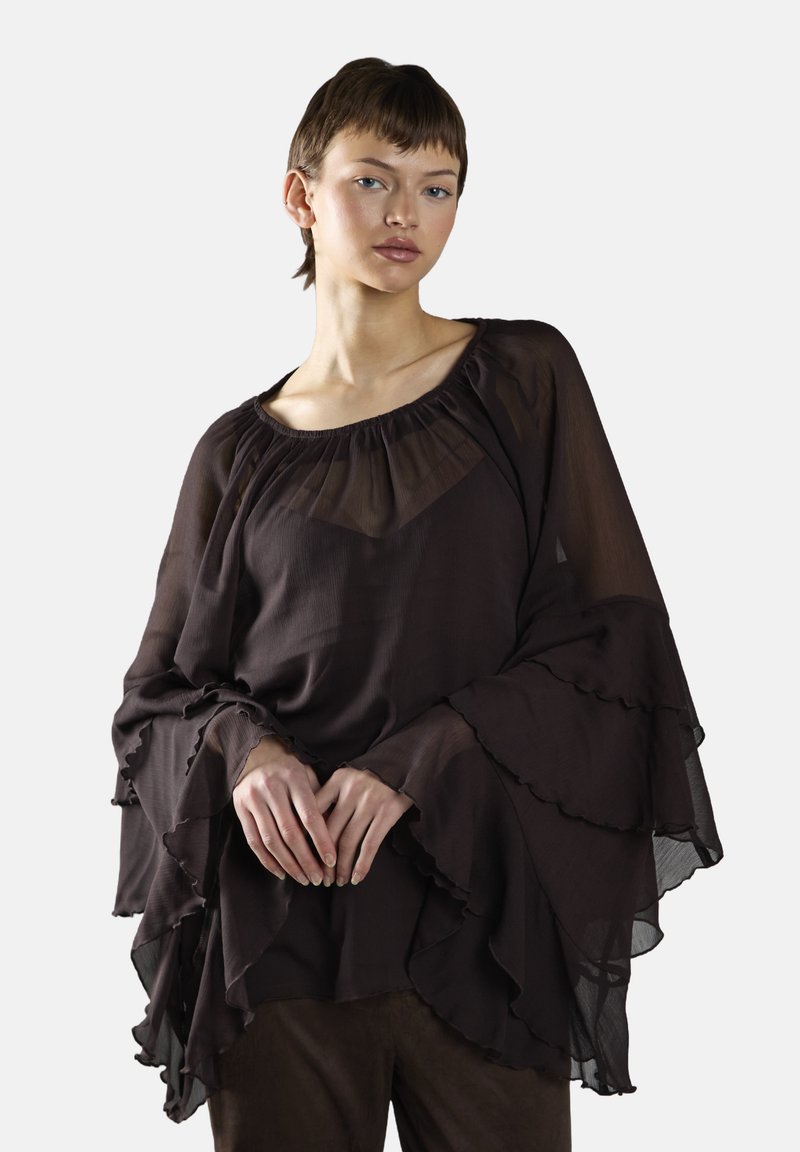 Czarna bluzka z szyfonu z falbaniastymi rękawami typu dzwon i szerokim dekoltem. Tkanina ma lekką, przewiewną teksturę i delikatnie opływa ciało.