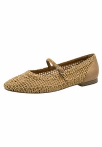 Bailarina beige con un upper de malla tejida texturizada, puntera puntiaguda y una pequeña correa con un hebilla de metal para un ajuste seguro.