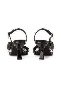 Melnas augstpapēžu sandales ar spīdīgu apdari, kam ir potītes siksna un pērlīšu dekorācijas sānos. Kontūrēta bloka papēža dizains.