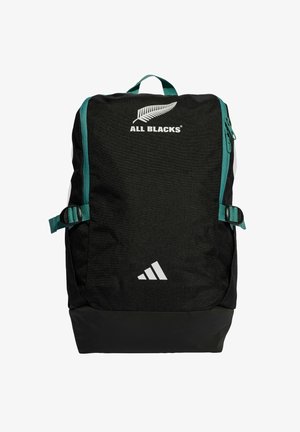 Mochila negra de Adidas con cremalleras y correas en color teal, que presenta el logo blanco de los All Blacks y el emblema de Adidas en la parte frontal.